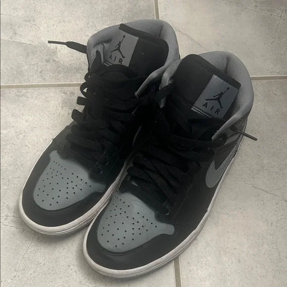Jordan 1 Mids - Picture 2 of 5